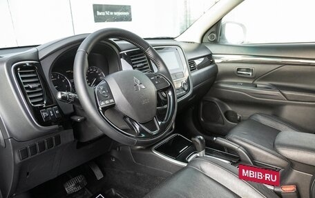 Mitsubishi Outlander III рестайлинг 3, 2018 год, 1 948 000 рублей, 15 фотография