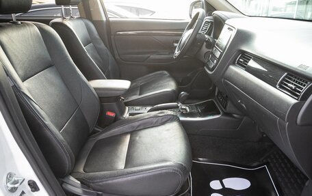 Mitsubishi Outlander III рестайлинг 3, 2018 год, 1 948 000 рублей, 19 фотография