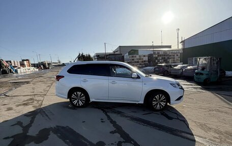 Mitsubishi Outlander III рестайлинг 3, 2022 год, 2 660 000 рублей, 2 фотография