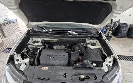 Mitsubishi Outlander III рестайлинг 3, 2022 год, 2 660 000 рублей, 9 фотография