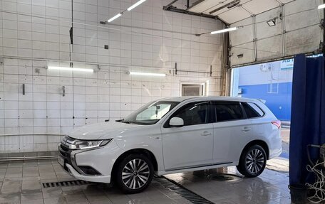 Mitsubishi Outlander III рестайлинг 3, 2022 год, 2 660 000 рублей, 10 фотография