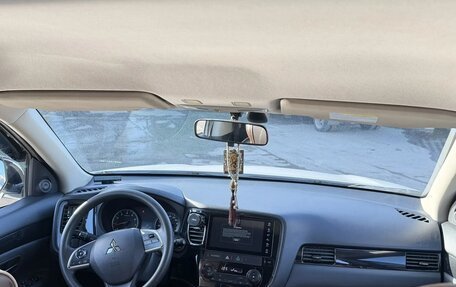 Mitsubishi Outlander III рестайлинг 3, 2022 год, 2 660 000 рублей, 8 фотография