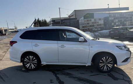 Mitsubishi Outlander III рестайлинг 3, 2022 год, 2 660 000 рублей, 11 фотография