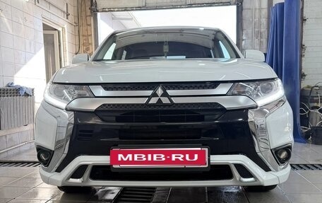 Mitsubishi Outlander III рестайлинг 3, 2022 год, 2 660 000 рублей, 12 фотография