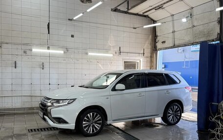 Mitsubishi Outlander III рестайлинг 3, 2022 год, 2 660 000 рублей, 14 фотография