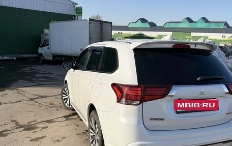 Mitsubishi Outlander III рестайлинг 3, 2022 год, 2 660 000 рублей, 7 фотография