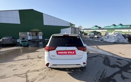 Mitsubishi Outlander III рестайлинг 3, 2022 год, 2 660 000 рублей, 4 фотография