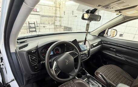 Mitsubishi Outlander III рестайлинг 3, 2022 год, 2 660 000 рублей, 16 фотография