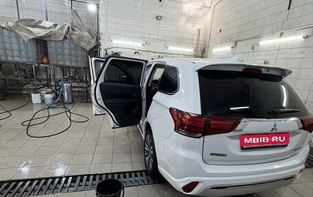 Mitsubishi Outlander III рестайлинг 3, 2022 год, 2 660 000 рублей, 36 фотография