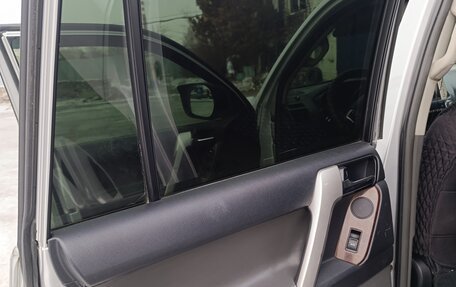 Toyota Land Cruiser Prado 150 рестайлинг 2, 2010 год, 3 300 000 рублей, 29 фотография