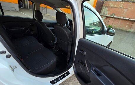 Renault Logan II, 2017 год, 650 000 рублей, 3 фотография