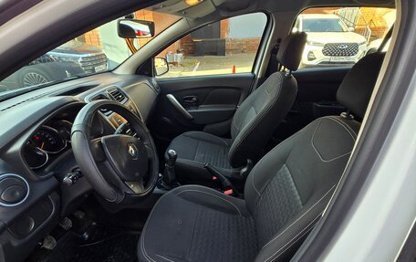 Renault Logan II, 2017 год, 650 000 рублей, 4 фотография