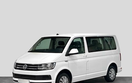 Volkswagen Caravelle T6 рестайлинг, 2017 год, 3 105 000 рублей, 1 фотография