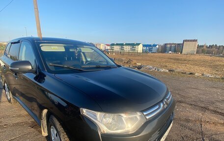 Mitsubishi Outlander III рестайлинг 3, 2013 год, 830 000 рублей, 3 фотография