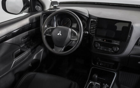 Mitsubishi Outlander III рестайлинг 3, 2019 год, 1 839 000 рублей, 8 фотография