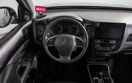 Mitsubishi Outlander III рестайлинг 3, 2019 год, 1 839 000 рублей, 10 фотография