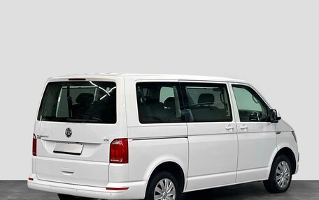 Volkswagen Caravelle T6 рестайлинг, 2017 год, 3 105 000 рублей, 3 фотография