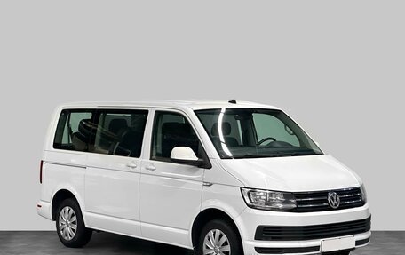 Volkswagen Caravelle T6 рестайлинг, 2017 год, 3 105 000 рублей, 2 фотография