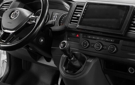 Volkswagen Caravelle T6 рестайлинг, 2017 год, 3 105 000 рублей, 10 фотография