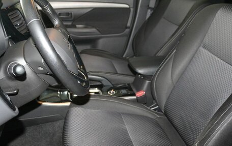 Mitsubishi Outlander III рестайлинг 3, 2017 год, 1 930 000 рублей, 16 фотография