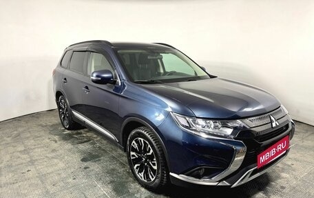 Mitsubishi Outlander III рестайлинг 3, 2021 год, 2 590 000 рублей, 3 фотография