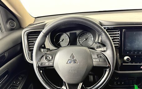 Mitsubishi Outlander III рестайлинг 3, 2021 год, 2 590 000 рублей, 15 фотография