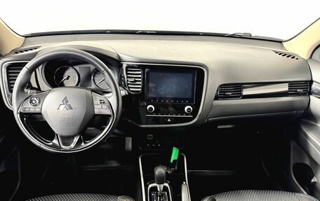 Mitsubishi Outlander III рестайлинг 3, 2021 год, 2 590 000 рублей, 16 фотография