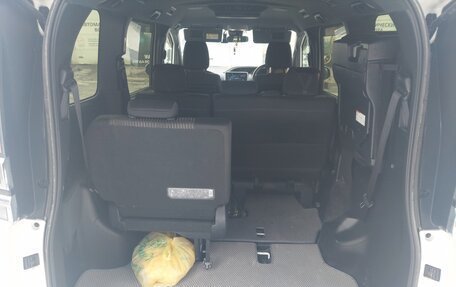 Toyota Voxy III, 2018 год, 2 690 000 рублей, 17 фотография