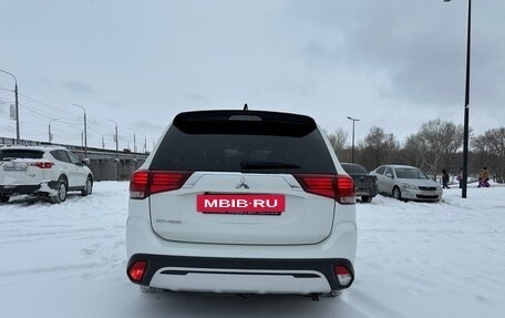 Mitsubishi Outlander III рестайлинг 3, 2021 год, 1 230 000 рублей, 6 фотография