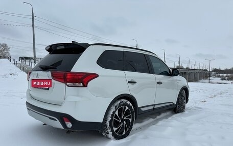 Mitsubishi Outlander III рестайлинг 3, 2021 год, 1 230 000 рублей, 5 фотография