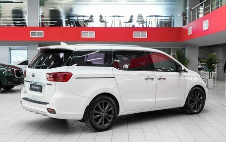 KIA Carnival III, 2018 год, 2 590 000 рублей, 2 фотография