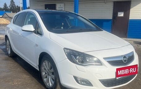 Opel Astra J, 2011 год, 630 000 рублей, 2 фотография