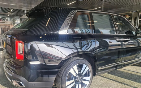 Rolls-Royce Cullinan, 2019 год, 31 000 000 рублей, 35 фотография