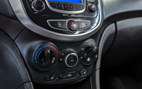 Hyundai Solaris II рестайлинг, 2011 год, 900 000 рублей, 23 фотография