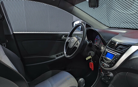 Hyundai Solaris II рестайлинг, 2011 год, 900 000 рублей, 27 фотография