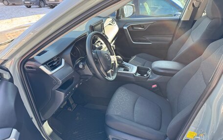 Toyota RAV4, 2021 год, 3 700 000 рублей, 10 фотография