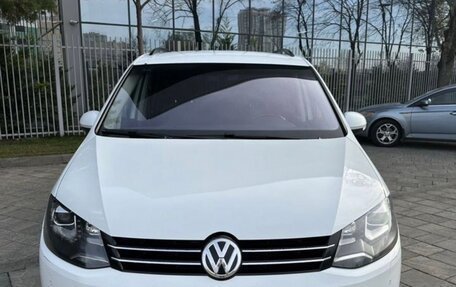 Volkswagen Sharan II, 2017 год, 1 950 000 рублей, 2 фотография