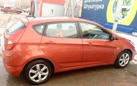 Hyundai Solaris II рестайлинг, 2011 год, 800 000 рублей, 3 фотография