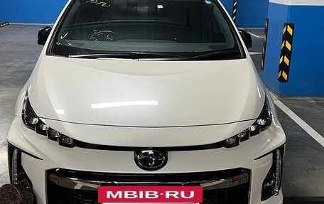 Toyota Prius IV XW50, 2018 год, 2 250 000 рублей, 2 фотография