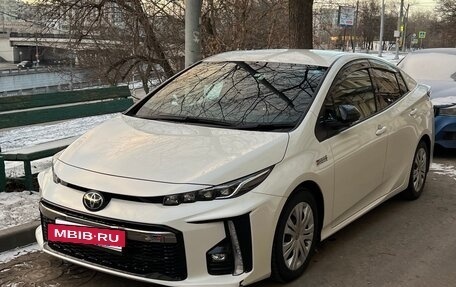 Toyota Prius IV XW50, 2018 год, 2 250 000 рублей, 3 фотография