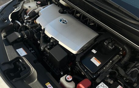 Toyota Prius IV XW50, 2018 год, 2 250 000 рублей, 13 фотография