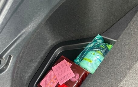 Toyota Prius IV XW50, 2018 год, 2 250 000 рублей, 20 фотография