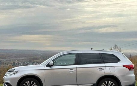 Mitsubishi Outlander III рестайлинг 3, 2019 год, 1 850 000 рублей, 1 фотография