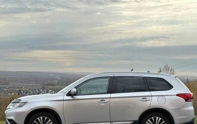 Mitsubishi Outlander III рестайлинг 3, 2019 год, 1 850 000 рублей, 1 фотография