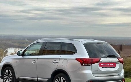 Mitsubishi Outlander III рестайлинг 3, 2019 год, 1 850 000 рублей, 3 фотография