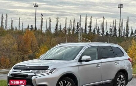 Mitsubishi Outlander III рестайлинг 3, 2019 год, 1 850 000 рублей, 2 фотография