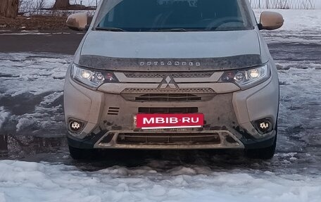 Mitsubishi Outlander III рестайлинг 3, 2019 год, 1 850 000 рублей, 5 фотография