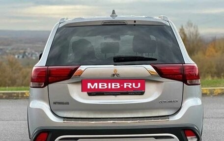 Mitsubishi Outlander III рестайлинг 3, 2019 год, 1 850 000 рублей, 4 фотография