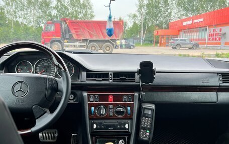 Mercedes-Benz E-Класс, 1993 год, 600 000 рублей, 2 фотография