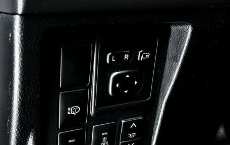 Toyota Land Cruiser Prado 150 рестайлинг 2, 2013 год, 3 482 000 рублей, 31 фотография